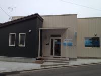 山田小学校正門から右手に歩いて1分。