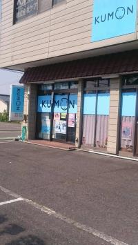 自転車でお越しの場合は、白いカーテンの前に駐輪できます。