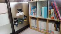 指導者席の脇には図書コーナーがあり、貸し出しもしています。