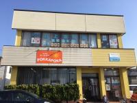 黄色い建物の2階です。