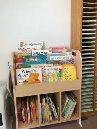 くもんのすいせん図書の他、英語の絵本、赤ちゃん向けの絵本もたくさんあります．