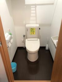 急なトイレも大丈夫。<br />
広いトイレでお母さんと一緒に入れます。