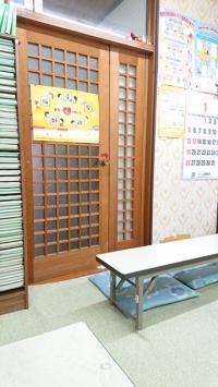 玄関から廊下を少し歩き、こちらの茶色の扉からお入りください。