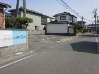 この看板が見えたら左折して、奥に教室があります。