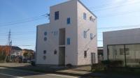 鳥屋野小学校から近くの紫鳥線沿いの白い建物の2Fが教室です。