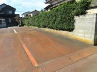 建物裏に駐車場があります。お車でお越しの際はご利用ください。