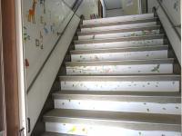 教室は階段をのぼった先です。