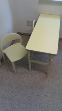小さいお子さま用の机と椅子をご用意しております。