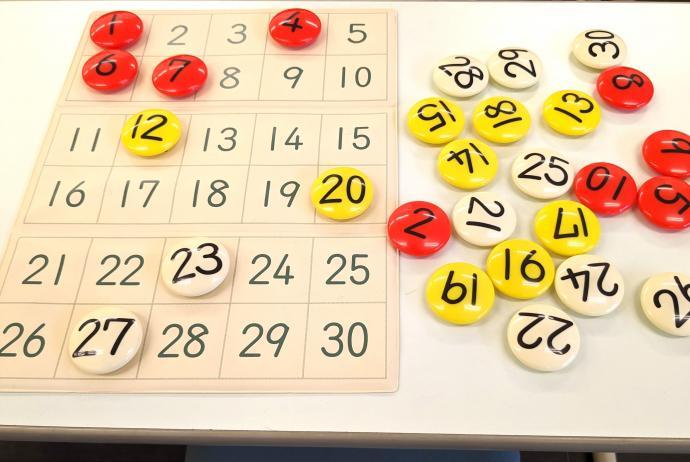 すうじ盤を使って遊びながら数の並びを身につけます。