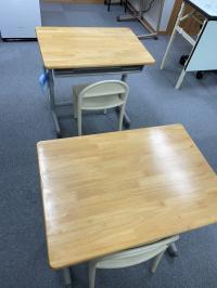 足が床に着き、安心して座れるサイズの席で、座る練習もできます。