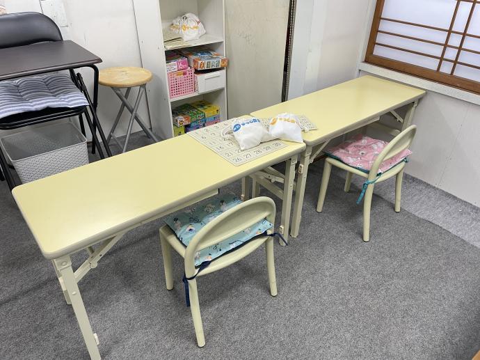 幼児さん用の背の低い机もご用意しております♪2歳から学習できます🎵