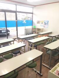 教室は葛塚東小学校から徒歩５分の場所にあります。