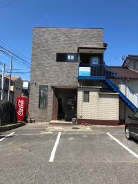 敷地内に駐車場あります。ベビーカーを運ぶお手伝い致します。