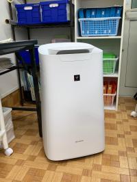 ウィルス除去対応の空気清浄機を設置しております。