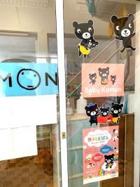 入り口前です。Baby Kumonキャラクターのくろくまくんポスターが目印です♪
