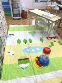 幼児用机と椅子や、マットも敷いており、小さなお子さまも安心して過ごせます♪