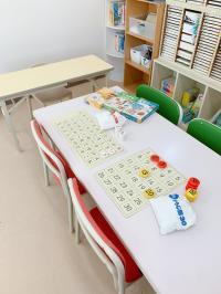 月齢に合わせ少しずつ椅子に座る練習もしていきます。公文式への橋渡しにもなります。