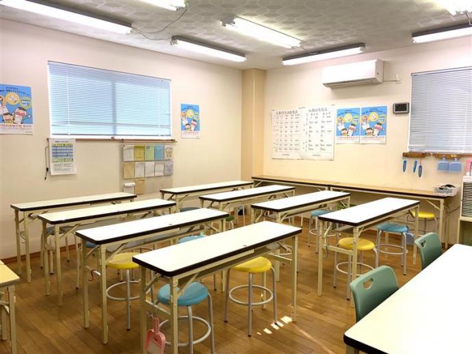 明るい教室で、広いスペースです。集中できます。