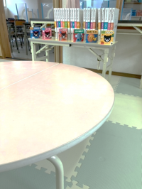 背が低い机がありますので、小さいお子さんも安心です。