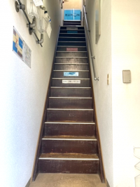 階段をのぼりまして、右手に入口がございます。