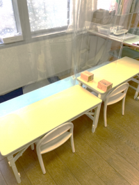 幼児さんも安心して学習できる大きさの机といすを用意しております。