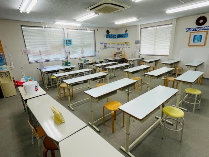 このスペースで学習します。<br />
2メートルの席間隔。<br />
教室の広さは40畳。