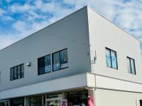 建物の２階が公文式春日新田教室です！<br />
駐車場も完備♪