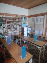 生徒さんの机はパーテーション使用です。