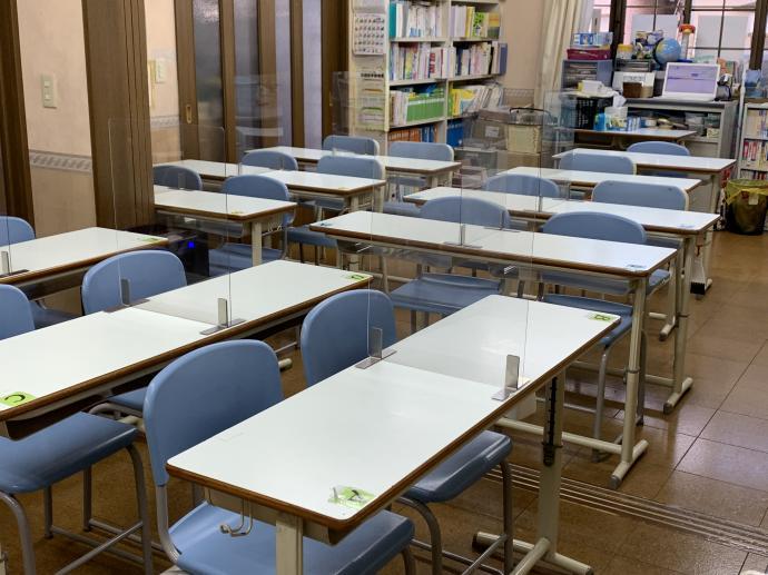 小学校帰りに多くの子どもたちが学習しています