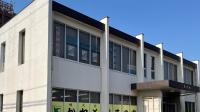 市役所近くに教室はございます。建物の２階です。
