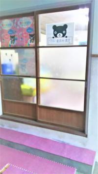 建物の奥に入口があり、靴を脱いで教室に入ります。