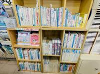 教室図書も充実。読み聞かせは大事です。