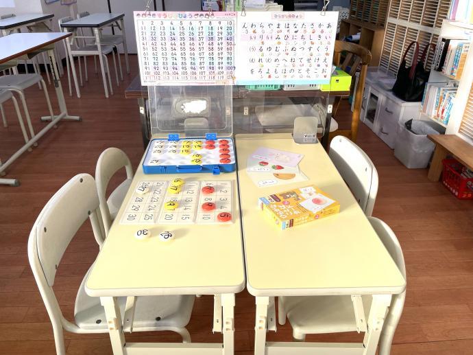 幼児さんには、足がしっかりとついて学習に集中できるように専用の机も用意しています