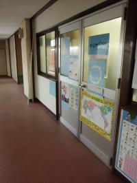 教室入口です。保護者様の待合スペースもございます。