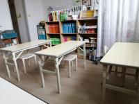 安全に学習できる幼児用椅子と机を用意しています。