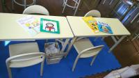 小さいお子様も座れる机とイスもご用意しております。