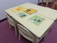 小さいお子様でも安心して座れるイス・机もあります。