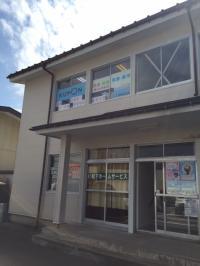 2階が教室スペースです。階段をお上りください。