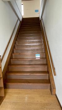 教室は２階です。階段を上って右にお進みください。