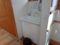 手洗い・消毒設備も整えています。