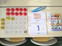 数字、文字などに興味を持てる教具、カード、パズルも揃えています。