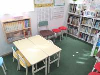 幼児さんにちょうど良い机と椅子、一人でお座りするのも楽しくなります。