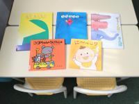 絵本は数多く置いています。読み聞かせもします。お気に入りの絵本はどれかな?