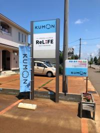 通り沿いのブルーの看板が目印!