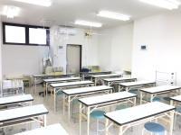 明るくて清潔、きれいな教室です。