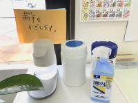 生徒は、来室時にアルコール消毒、学習終了時に、自分の手指・使った机を消毒します。