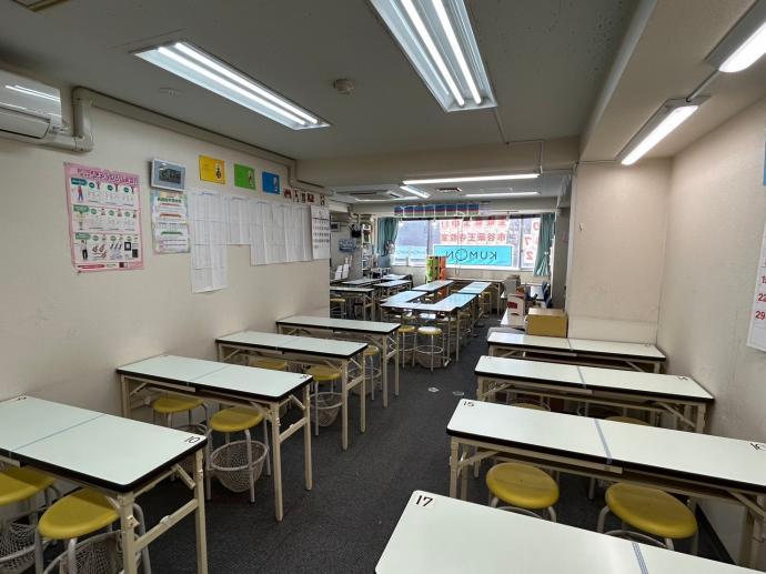 明るく広々とした教室です。教室奥の席は自立して学習できる生徒が座ります。