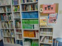 待合には本がたくさん！親子で読書を楽しまれています。
