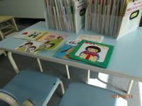 ちゃんと足が床に着く幼児さん用の机。安全に配慮しています。