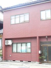 教室は赤いレンガの建物です。